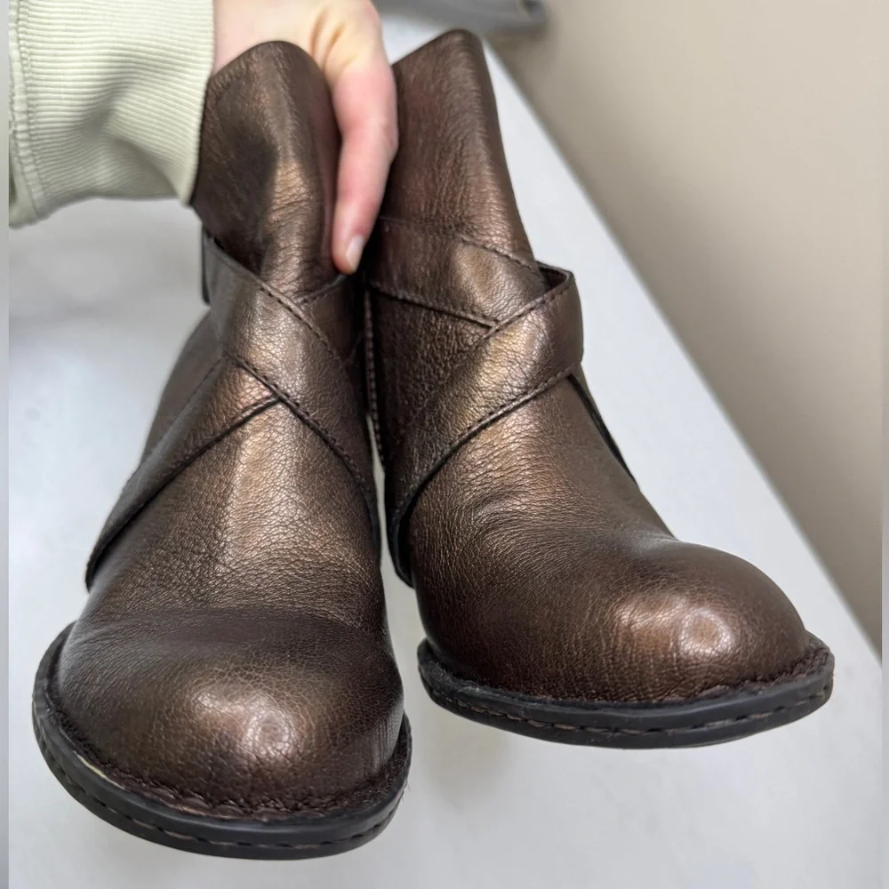 Born NWOT Bronze Leather Shola Ankle Boots Size 10